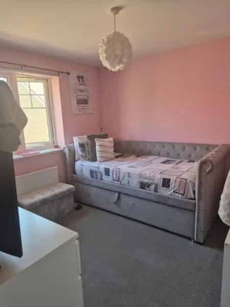 Semi Detached House Near Shops And Transport
