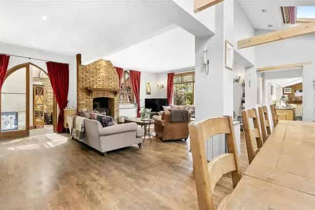 Detached House for Sale in East Sheen SW14