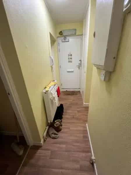 2 Bed Flat West London Refurbished Kitchen Bathroom Ground Floor Small Estate
