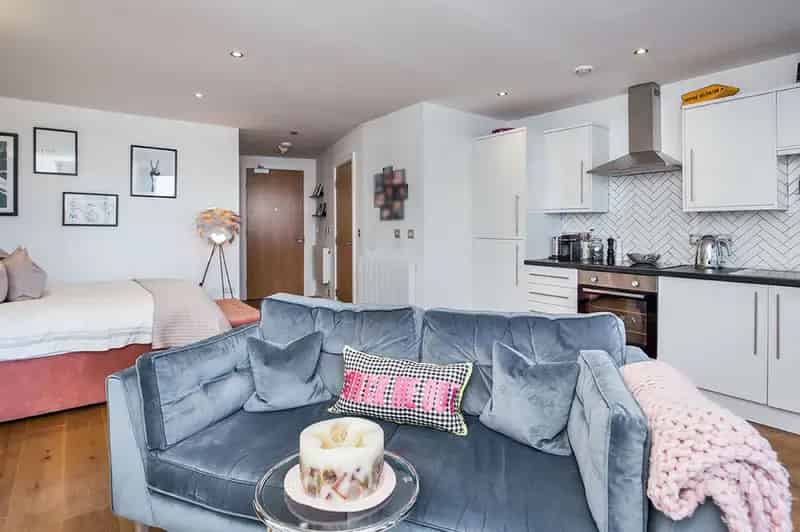Salford Quays Studio Apartment with Parking and Balcony