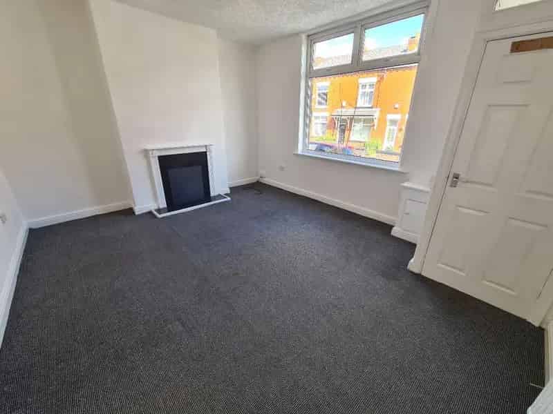 2 Bedroom Terraced House Near Amenities and Schools