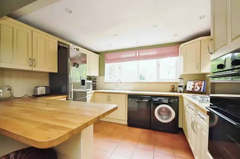 2 Bedroom Victorian Cottage for Sale Near M25 M23