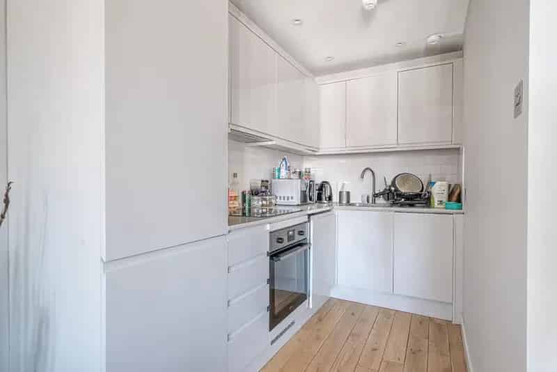 One Bedroom Flat with Palace Court Views