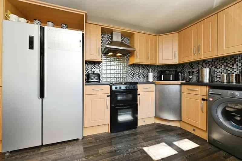 3 Bed Semi Detached House with Garage and Garden