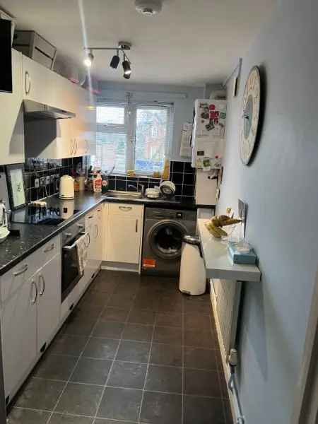 2 Bedroom Flat Great Transport Links Communal Garden