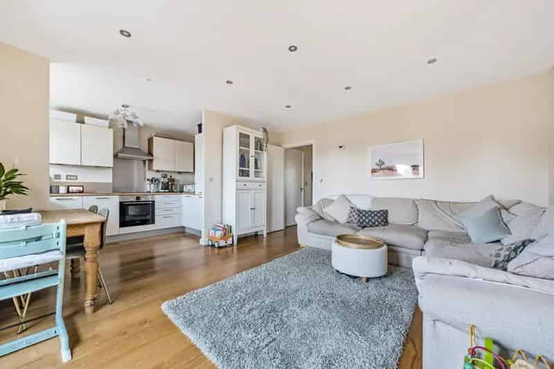 Stunning Top Floor Apartment Near Gordon Hill Station