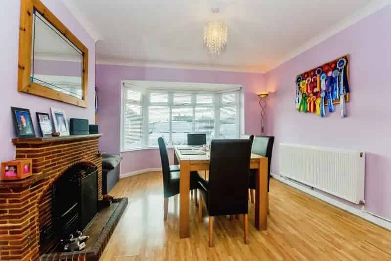 5 Bed Semi-Detached House with Annexe and Large Garden