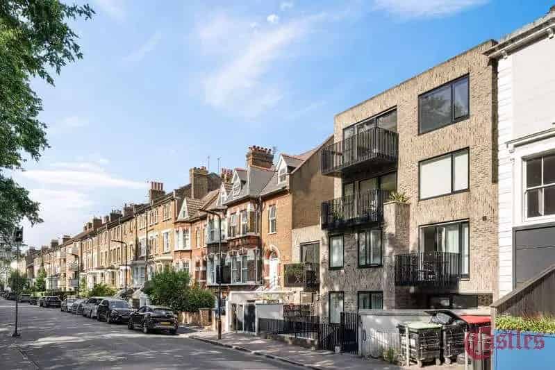 3 Bed Flat for Sale Hackney - Spacious Family Home Near Hackney Downs