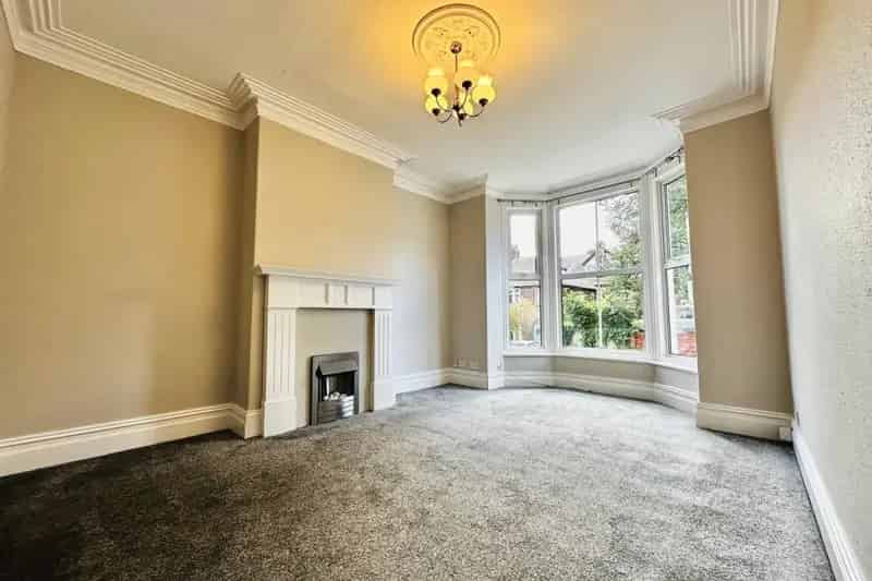 Four Double Bedroom House with Two Bathrooms and Off-Street Parking