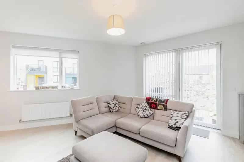 2 Double Bedroom End Terrace House with Garden and Parking
