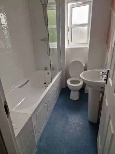 2 Bed House with Parking Near Shops and Schools