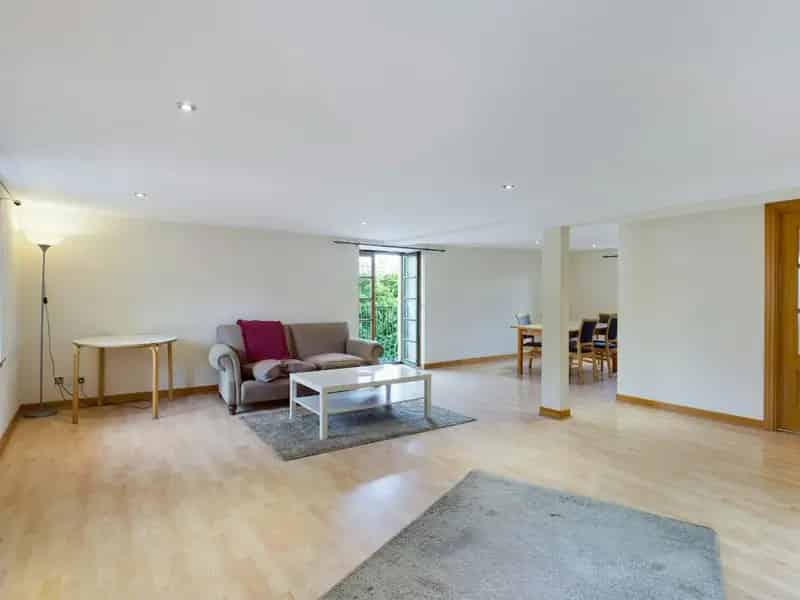 Stylish Edinburgh Shore Apartment  Two Double Bedrooms Private Parking