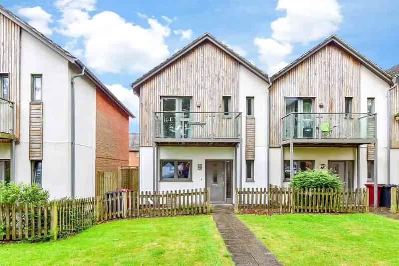 3 Bedroom Semi Detached House for Sale in Chichester