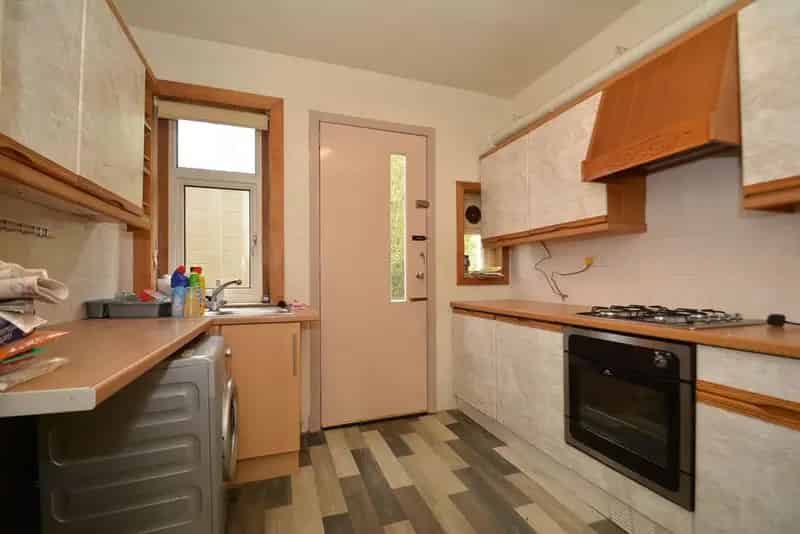 2 Bedroom Flat for Sale Popular Area Modernisation Needed