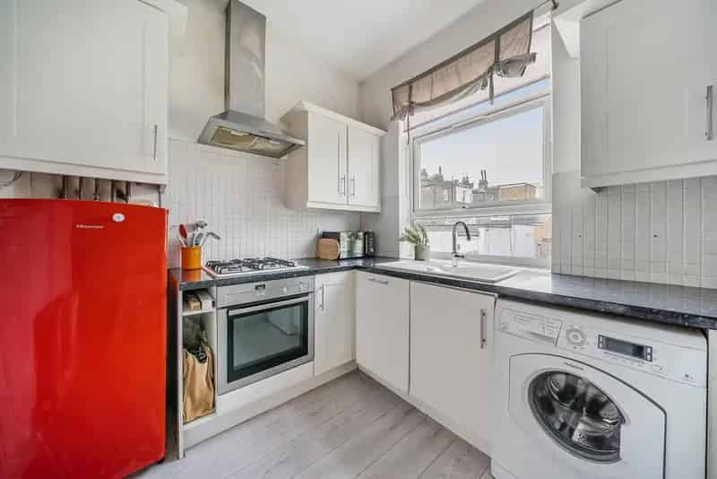 Spacious One Double Bedroom Apartment - Character Features - No Onward Chain