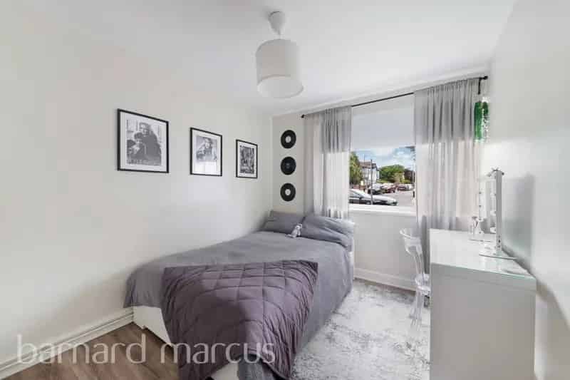 2 Bedroom Maisonette with Garden Off Street Parking Garage