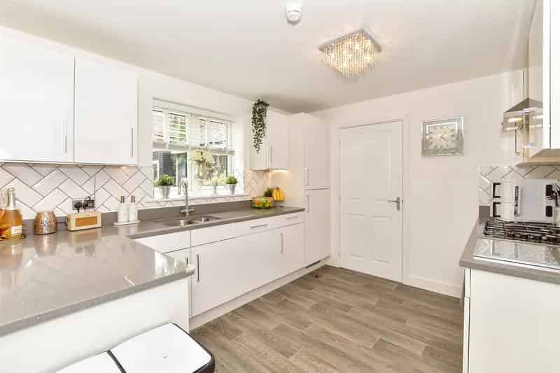 4 Bedroom Detached House for Sale in Saxon Chase Headcorn