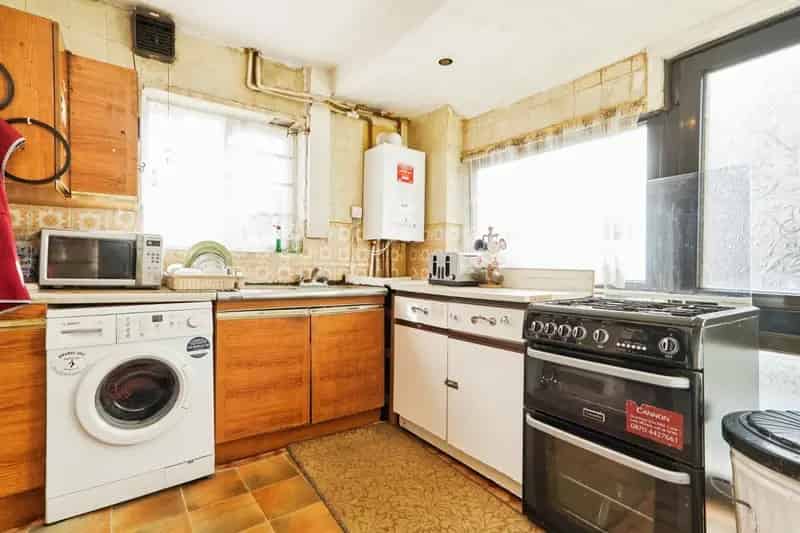 Four Bedroom Semi Detached House with Garage and Garden