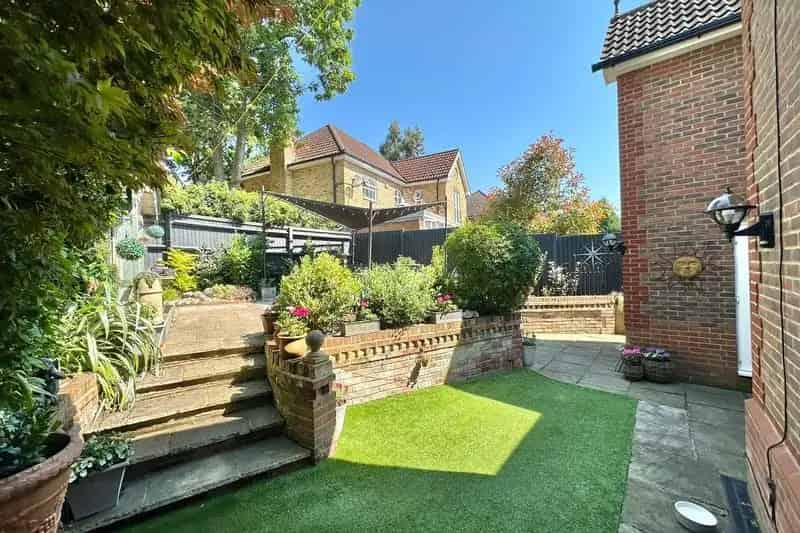 4 Bed Detached House for Sale in Camberley