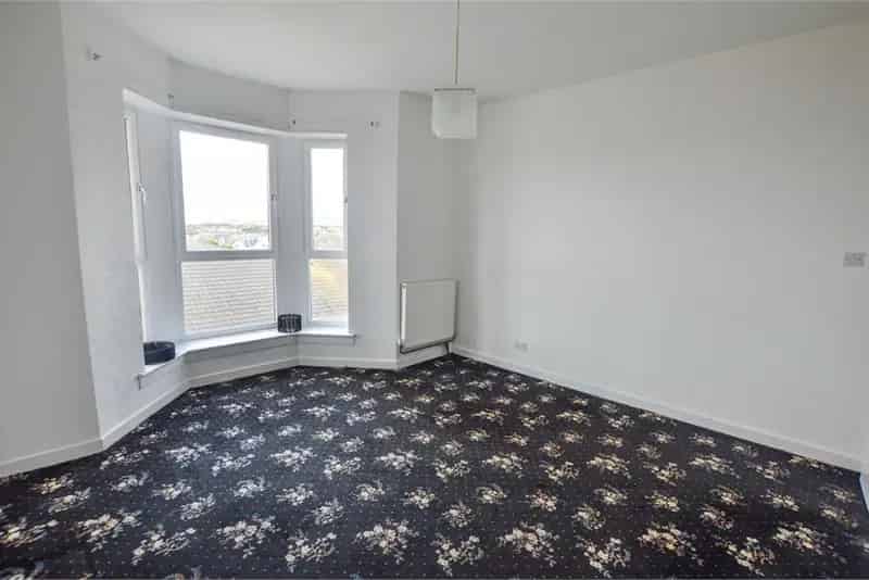 2 Bed Top Floor Flat Near Saltcoats Town Centre