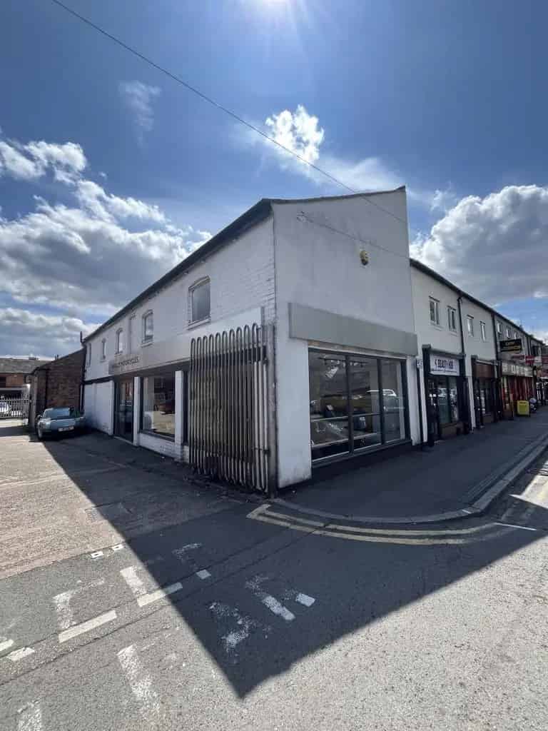 Retail Shop in Burton with Parking