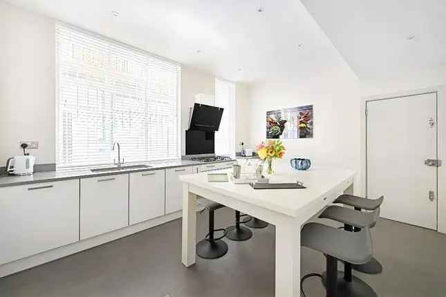 Flat to rent in Portland Place, London W1B