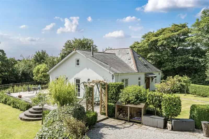 4 Bedroom Bungalow for Sale in Tremodrett