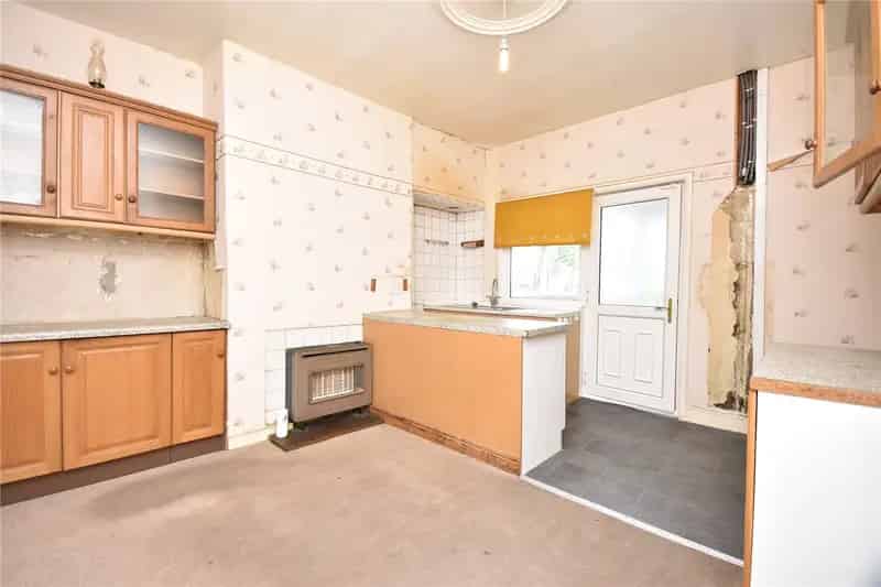 Victorian Terraced House 4 Double Bedrooms Large Garden Detached Garage