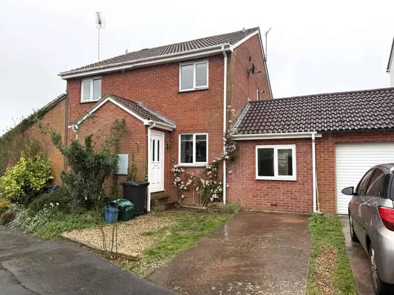 3 Bedroom Semi Detached House To Rent