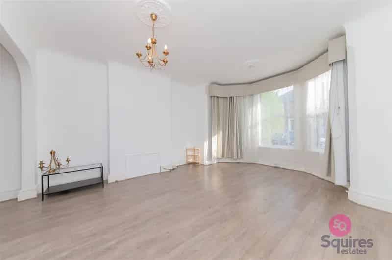 4 Bedroom House Hendon 1507 sq ft Off Street Parking Garden
