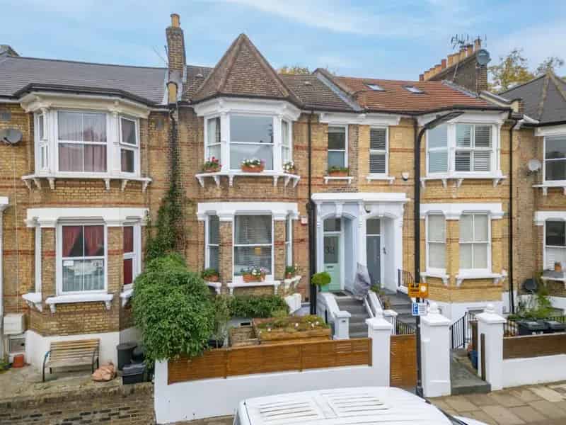 6 Bedroom House for Sale 2310 SQ FT