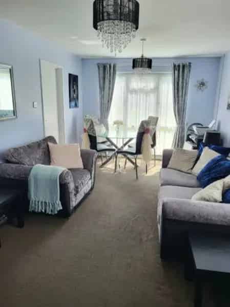 2 Bedroom End Terrace House Near Epsom Downs Racecourse