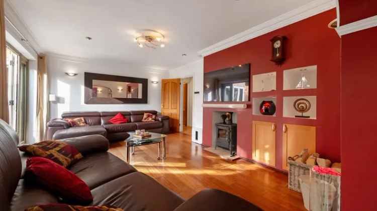 4 Bedroom Detached House for Sale in Rugby