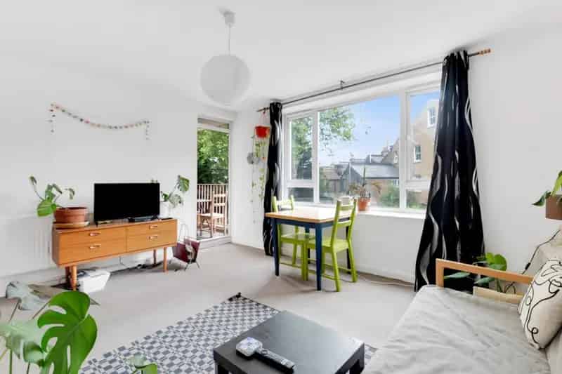 3 Bedroom Flat For Sale in Stoke Newington