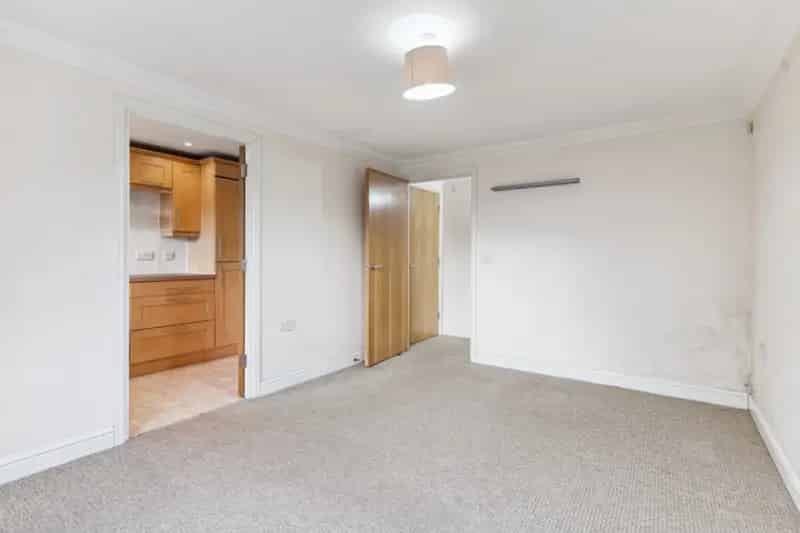 1 Bedroom Flat For Sale Near Town Centre
