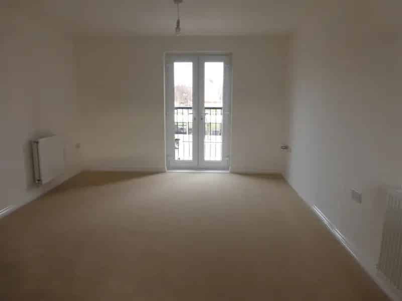 2 Bed 1st Floor Apartment with Garage and Driveway