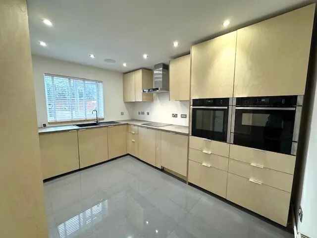 3 Bedroom House Stratford New Kitchen 2 Bathrooms Parking Family Home