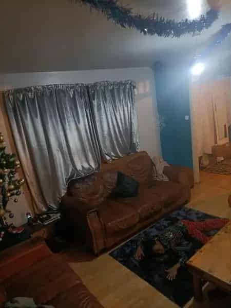 3 Bedroom House with Kitchen and 2 WCs