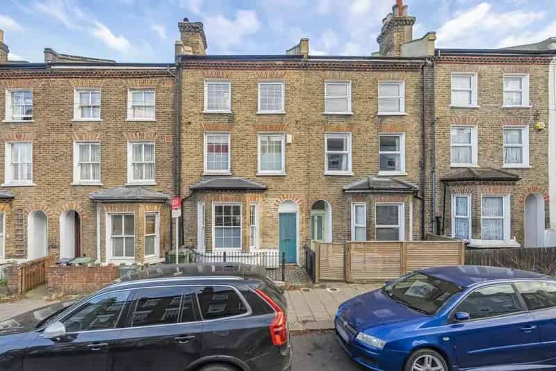 Four Bedroom Family Home Near Kingswood Primary School