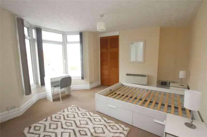 1 Bed Property for Sale with Business Potential
