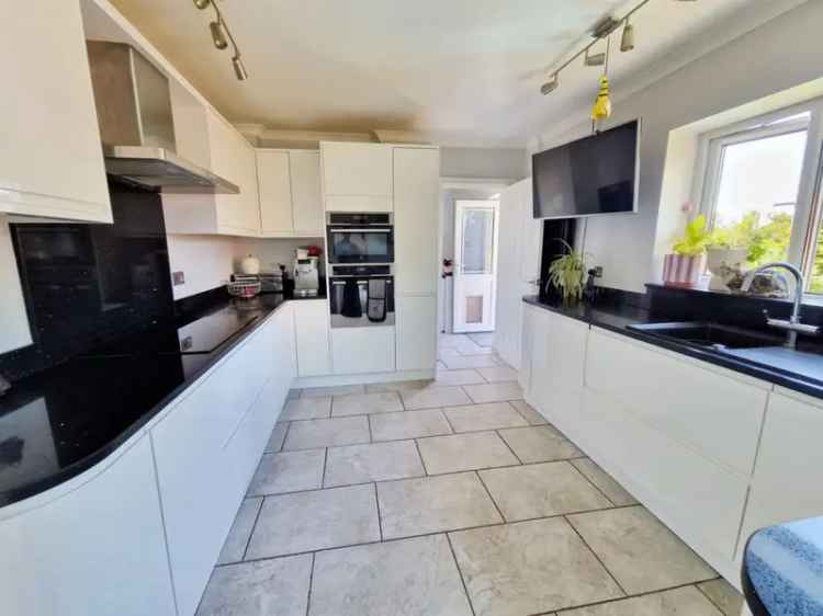 6 Bedroom Detached House For Sale in Pencoed