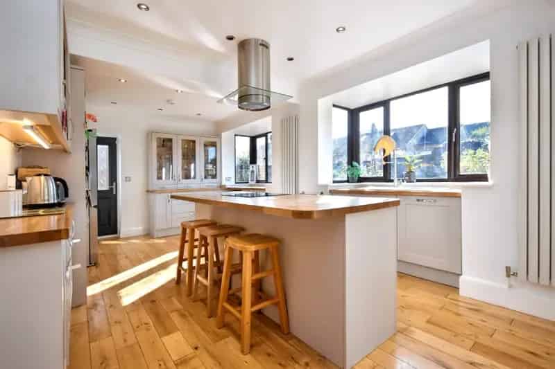 Four Bedroom Detached House in Thornhill with En Suite and Stunning Views
