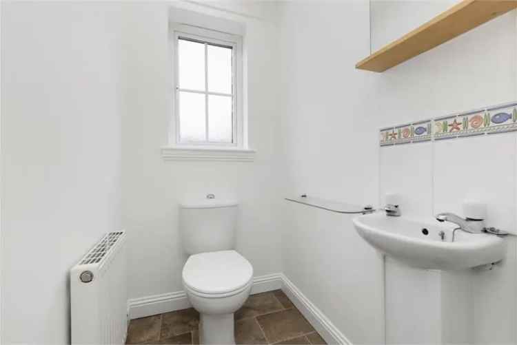 3 Bed House - Detached with 1 Reception Room