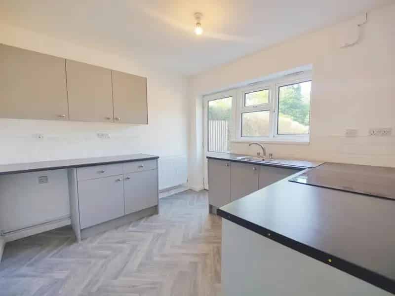 3 Bedroom House Newly Refurbished Family Home Zero Deposit Guarantee