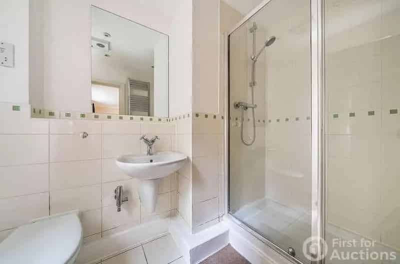 2 bed flat for sale