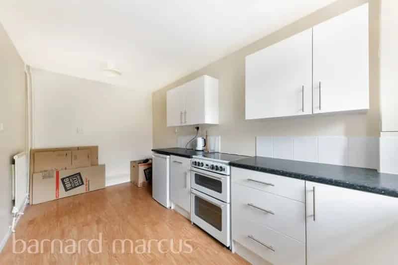Spacious 3 Double Bedroom Maisonette with Private Garden