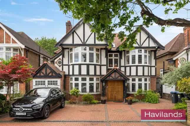 Six Bedroom Detached House For Sale in Winchmore Hill N21
