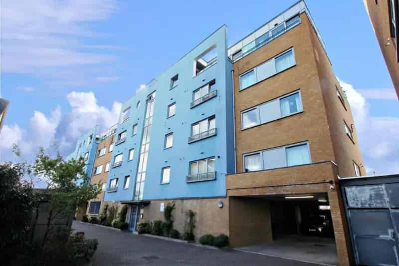 1 Bed Flat for Sale Gated Development Near Transport Links