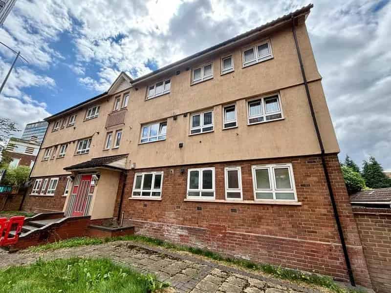3 Bedroom Apartment for Sale Extended Lease No Chain City Centre