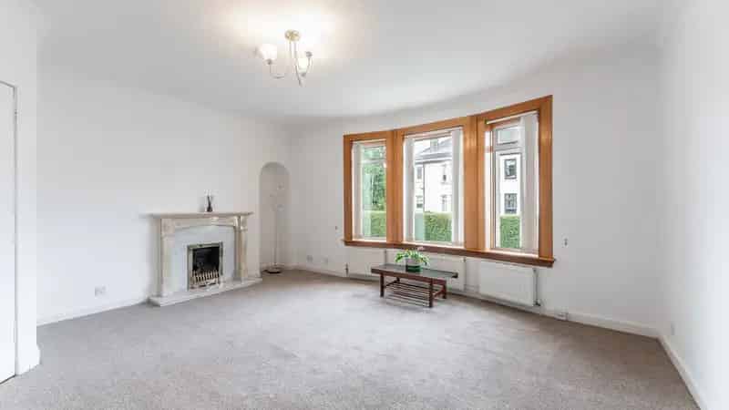 Spacious Lower Cottage Flat in Knightswood with Private Gardens
